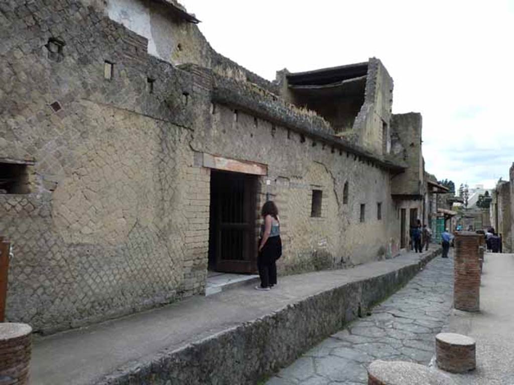 V.8 Herculaneum. May 2010. Looking south to entrance doorway to Casa del Bel Cortile, on east side of Cardo IV Superiore.